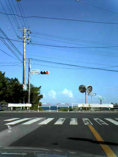 千倉の交差点...
駅のほうから海に向かって降りていくと
突き当たりの向こうは海～