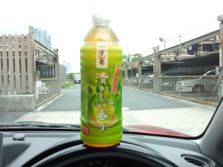 まぁ、特に何という事も無くありがちなペットボトルのお茶...
という事で美味くは無い