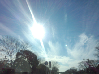 フロントガラス越しの元日の空