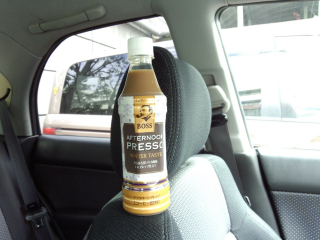 これ...失敗作なんじゃね？ と思ってしまう
焙煎し過ぎたコーヒーに焦がしてしまったホットチョコレートを入れ
中途半端に生クリームとカラメルを追加したような感じ ^^;
拙者は次は買わないなー