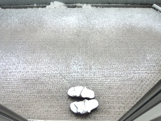 うっわ ^^; サンダルに積雪
というかバルコニー内に吹き込んでるのか ^^;