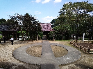 本堂前でグルグルと3回廻る所(本堂側から)