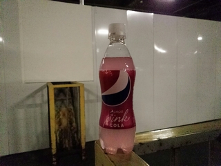 これは...別にコーラである必要は無いな ^^;
本当に単なるストロベリーソーダだよ