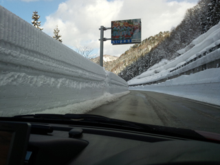 山形県に突入したら雪の壁が倍の高さに 山形県に突入したら雪の壁が倍の高さに