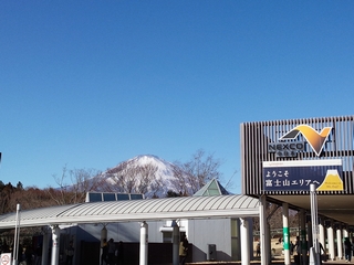 足柄S.A.からの富士山...
今年はちょっと雪が少なめ 足柄S.A.からの富士山...
今年はちょっと雪が少なめ