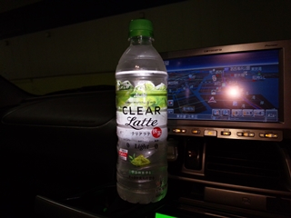思った以上に抹茶ラテの味がするが
3口くらいで飲み飽きる ^^;