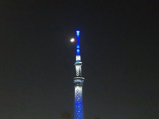 上弦の月とスカイツリー