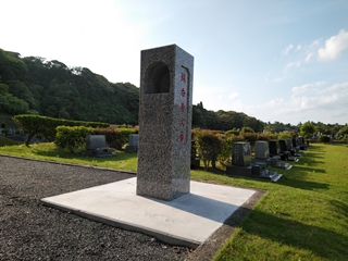 何か石碑っぽいものが... 何か石碑っぽいものが...