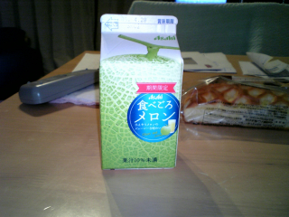 よくある味の薄いメロン風味の飲み物...まぁ、典型的な安い味ってやつです
