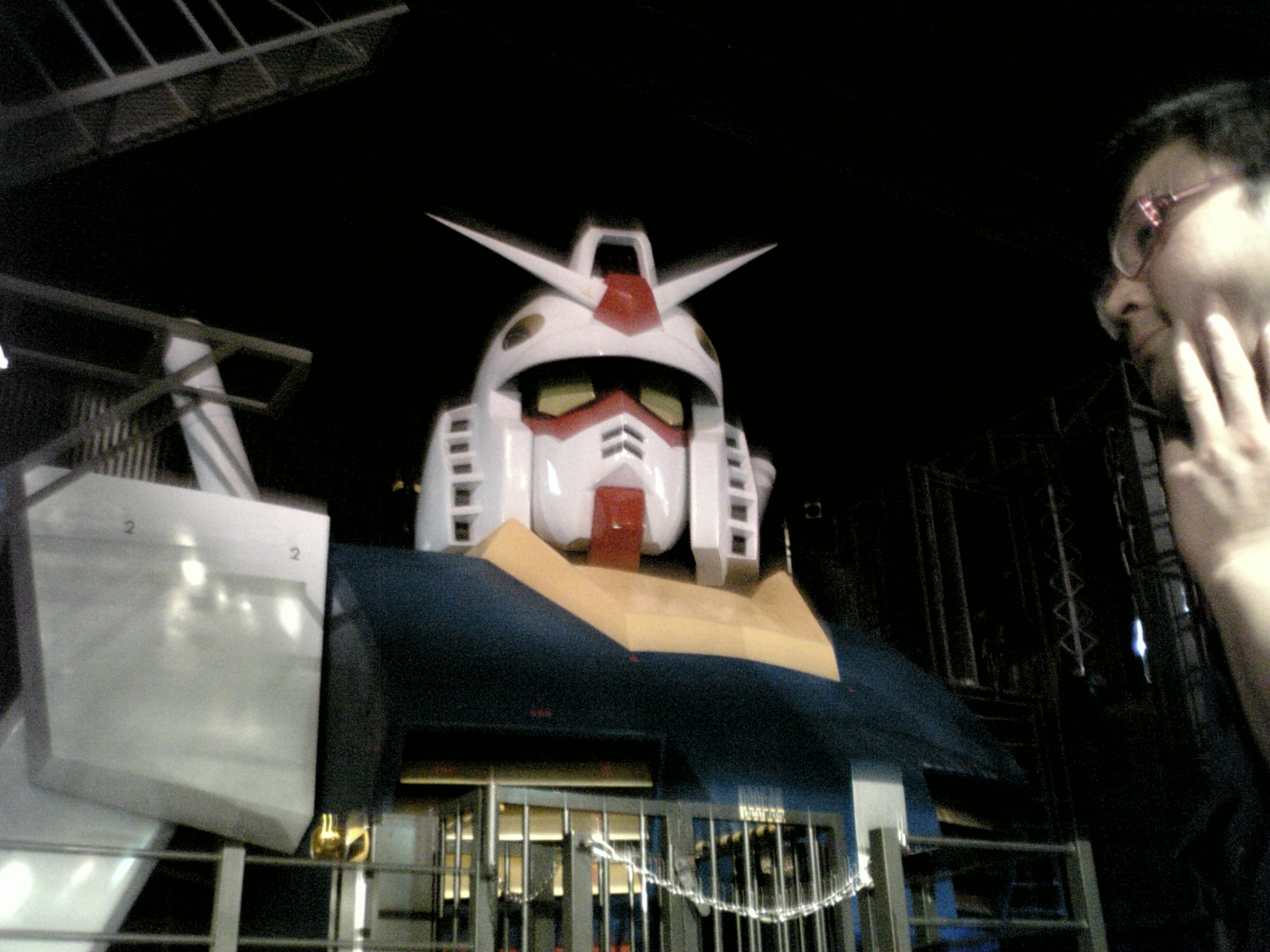 アオリのガンダム...リフトに乗って顔付近まで上がり、コスプレで撮影してもらえるアトラクション