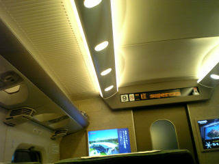昼光色の照明で落ち着いた雰囲気の車内ですな