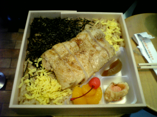 列車にて駅弁を食す...うむうむ