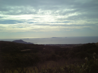 鬼岳から海を望む...逆光っすね ^^;
