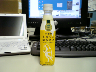 蜂蜜の香りなんだろうけど、花というか花粉をそのまま飲んでるみたいでダメ ^^;
特に拙者花の臭いが嫌いなので余計に