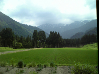 雲に隠れているけど飯豊山方向