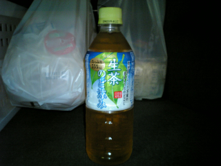 まともなお茶は無いのかね？ ^^;
これはホットにしても多分あまり美味くない類のお茶だ