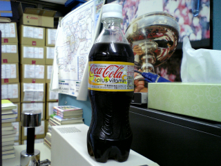 ブハッ...炭酸キツ!! そして粉薬っぽい薬っぽさ ^^;
炭酸抜いて飲んだ(爆)