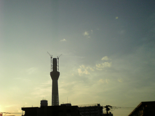 夕景のスカイツリー伸びてます