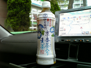お茶だと思ったら麦茶だった ^^;
ちょっと変わった感じだが(番茶のせいかな)まずくはない