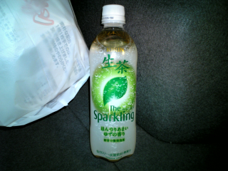 お茶じゃないなぁ...
飲むと炭酸の酸味と一緒に柚子の香りが口の中に広がり
飲み込むと何処か鼻の奥の方で微かにお茶の香りがする
新機軸であるのは間違いないが、旨いかと問われれば、どうかなぁ