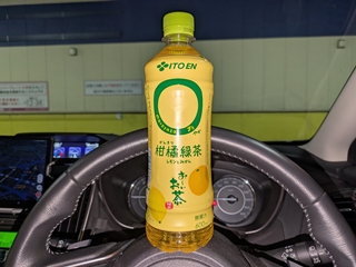 一瞬不味い、と思うが口に含んで飲み込んだ直後に意外と悪くないと感じる