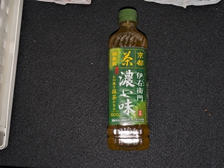 こっちの方が普通のお茶っぽいけど...
やっぱりペットボトルの安いお茶の味だな